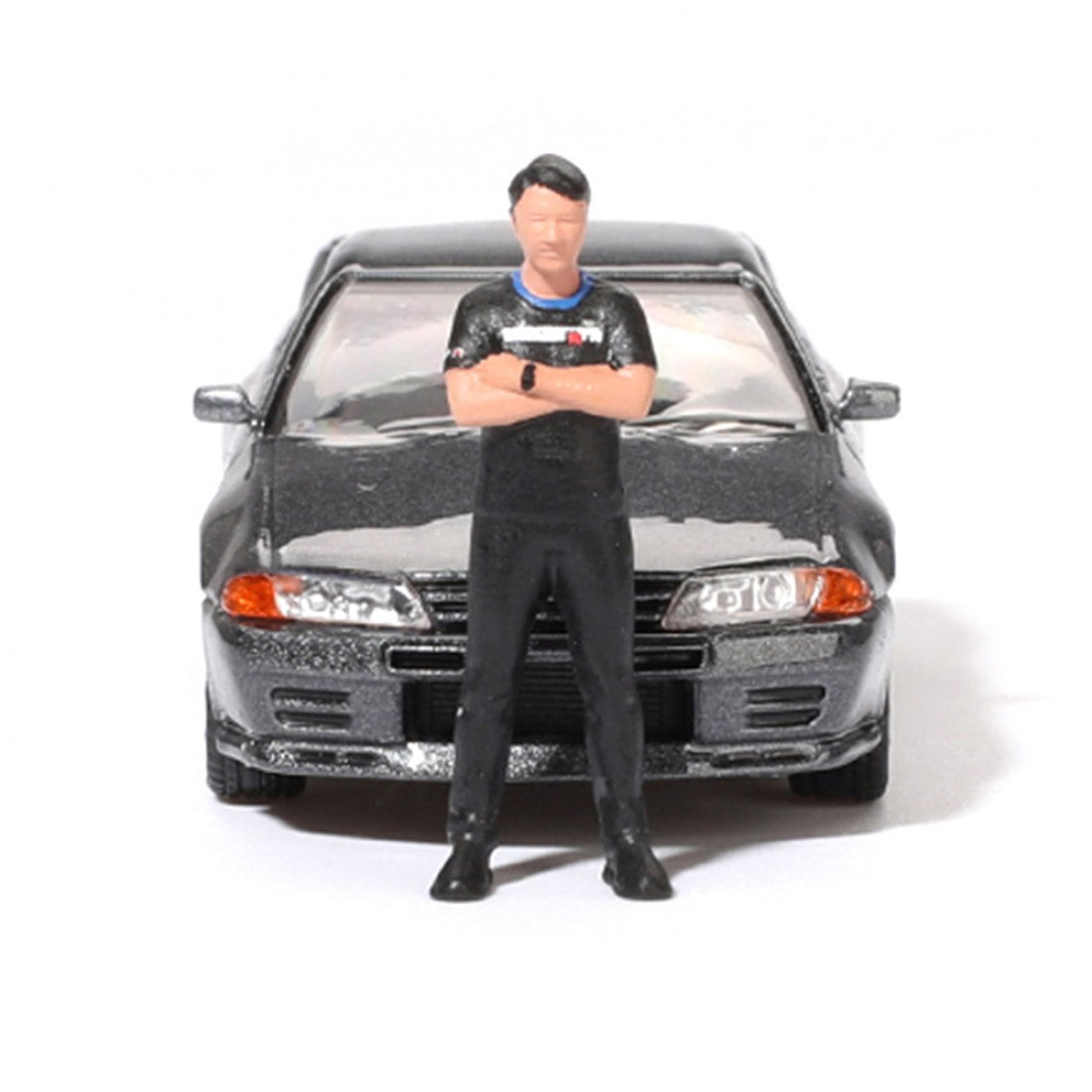 Mini GT 1:64 Nissan Skyline GT-R (R32) Nismo Gunmetal con figura de Matsuda – Colección Tsugio Matsuda PRESENTACIÓN EN CAJA