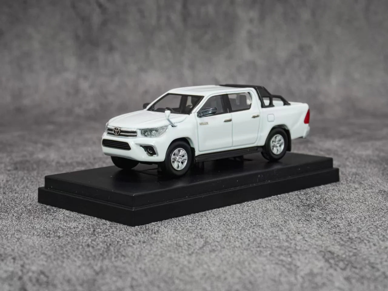 EBBRO Model 1:64 Toyota Hilux - White