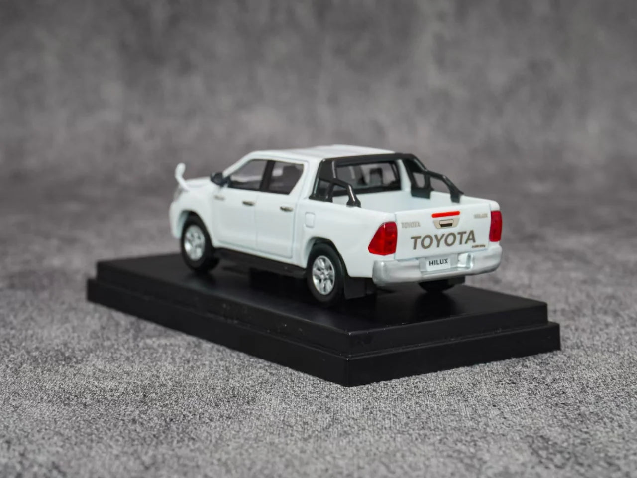 EBBRO Model 1:64 Toyota Hilux - White