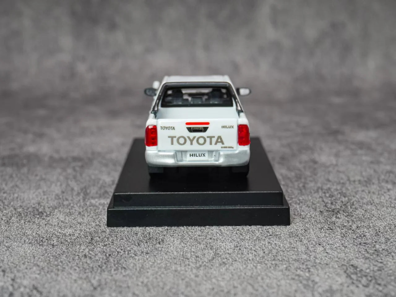 EBBRO Model 1:64 Toyota Hilux - White