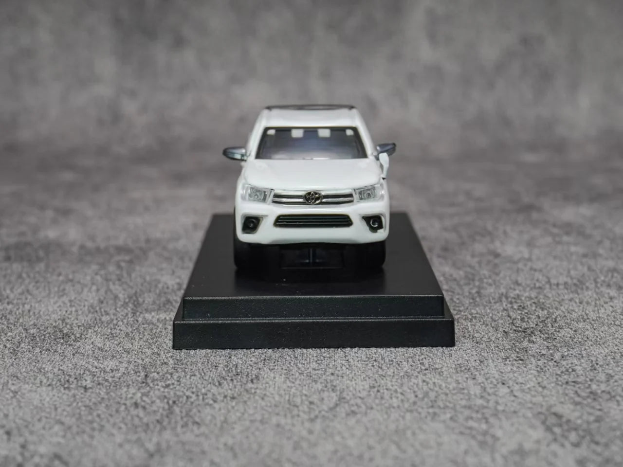 EBBRO Model 1:64 Toyota Hilux - White