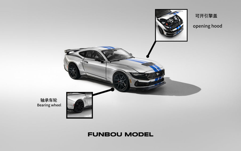 DCM x FUNBOU 1:64 Ford Mustang Dark Horse (S650) Rayas Azules Plateadas