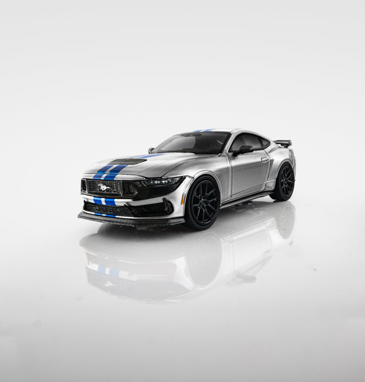 DCM x FUNBOU 1:64 Ford Mustang Dark Horse (S650) Rayas Azules Plateadas
