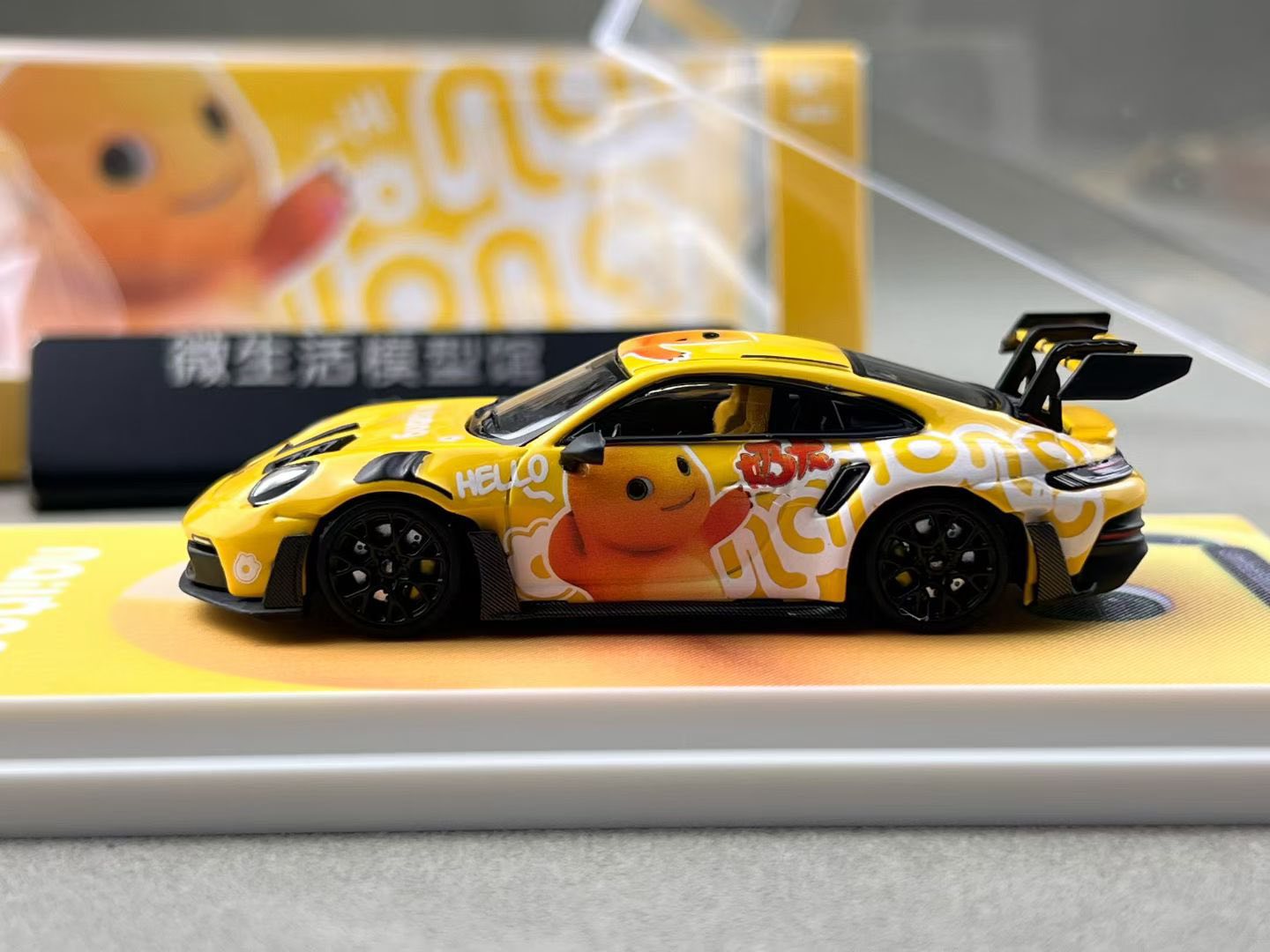 COOL CAR Porsche 992 GT3 RS MILK DRAGON , FIGURA Y CONTENEDOR