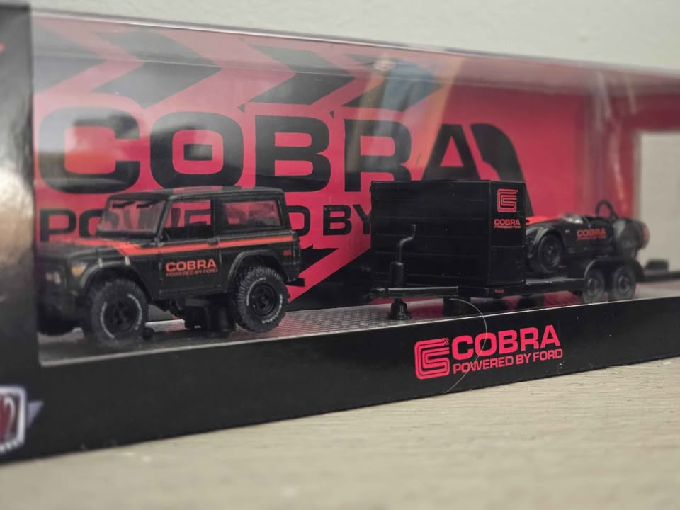 M2 Machines 1976 Ford Bronco & 1965 Shelby 427 Cobra Auto Hauler R90