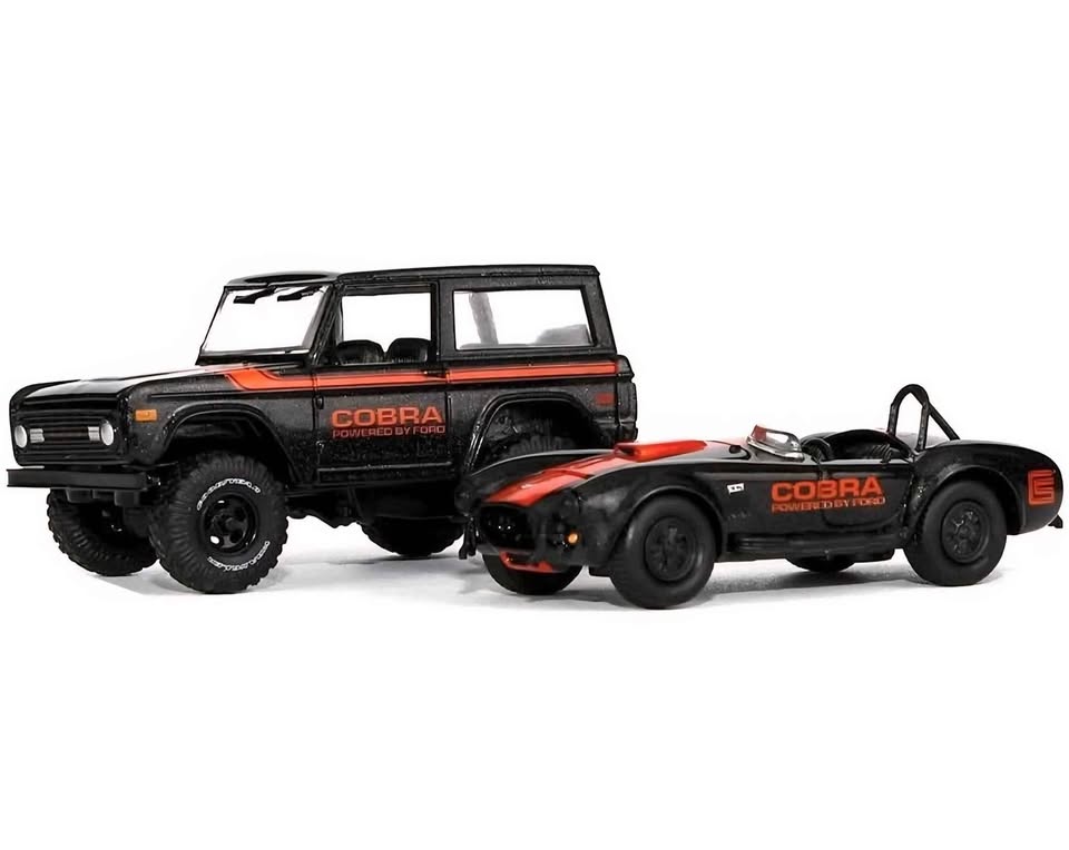 M2 Machines 1976 Ford Bronco & 1965 Shelby 427 Cobra Auto Hauler R90