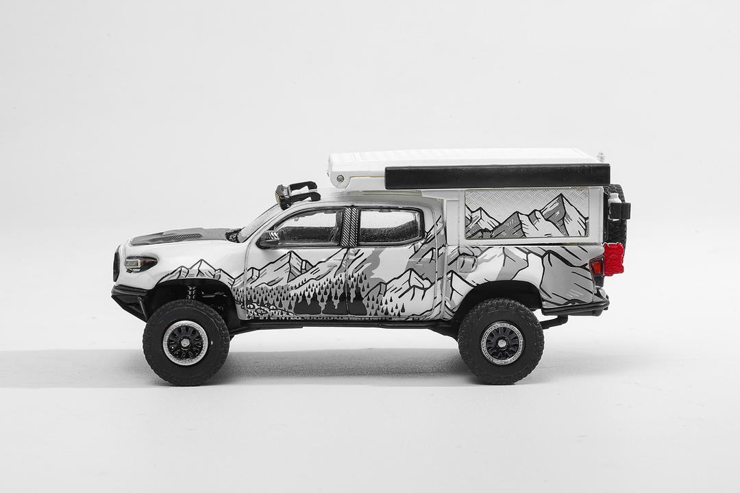 Toyota Tacoma N300 Widebody Camper blanco, escala 1/64, GCD