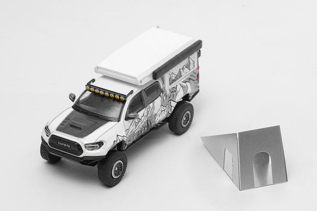 Toyota Tacoma N300 Widebody Camper blanco, escala 1/64, GCD
