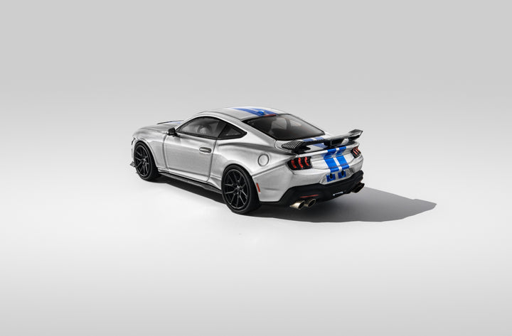DCM x FUNBOU 1:64 Ford Mustang Dark Horse (S650) Rayas Azules Plateadas