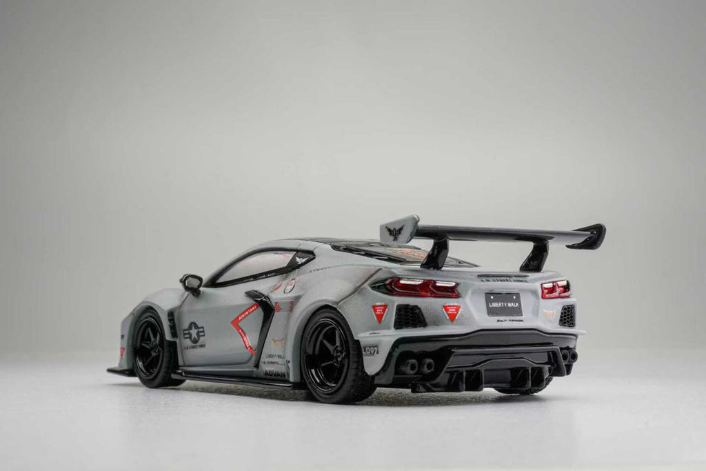 FINE MODEL 1/64 LB CORVETTE C8 GRIS