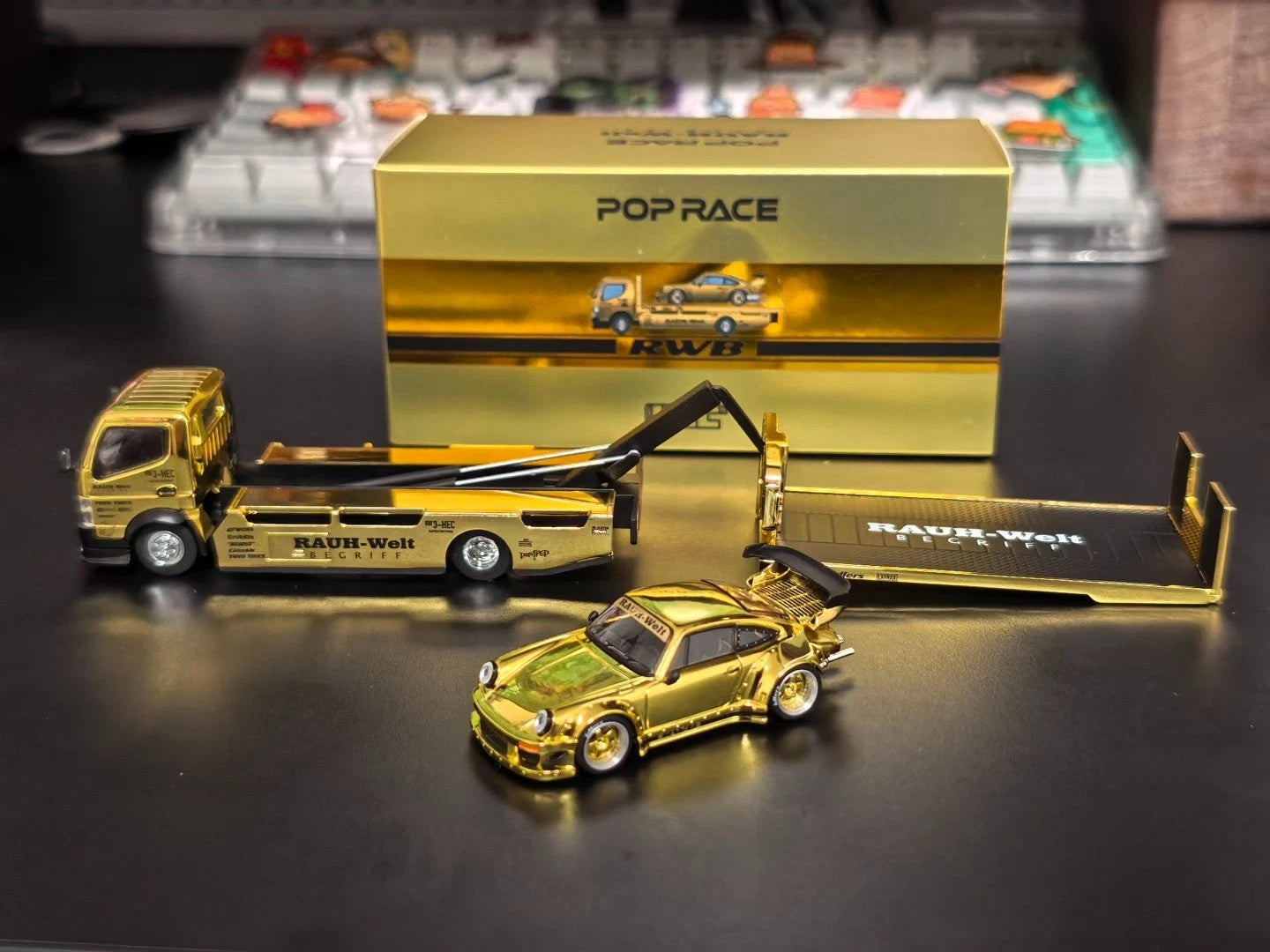 Pop Race XCartoys HEC Beijing 1/64 RWB 930 Gold Set Ltd 300 Transportador de camiones