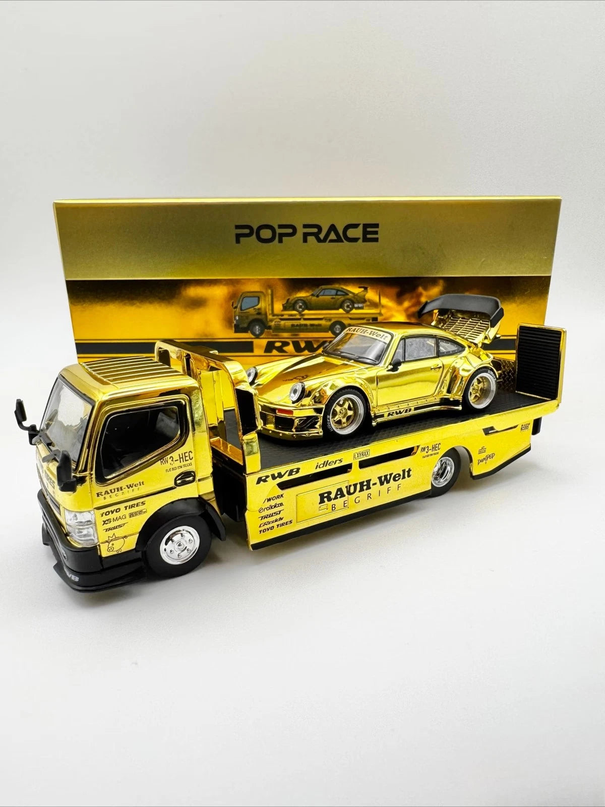 Pop Race XCartoys HEC Beijing 1/64 RWB 930 Gold Set Ltd 300 Transportador de camiones