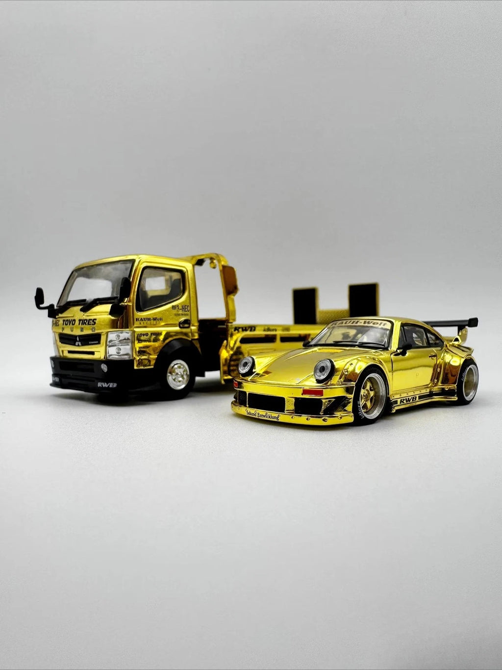 Pop Race XCartoys HEC Beijing 1/64 RWB 930 Gold Set Ltd 300 Transportador de camiones
