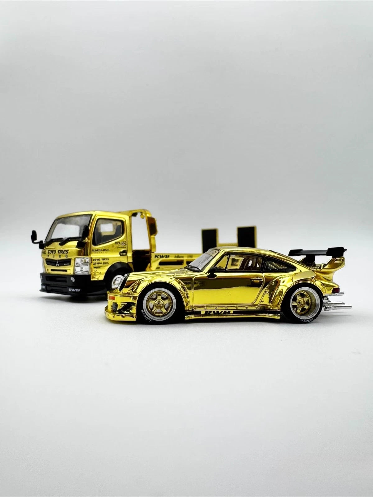 Pop Race XCartoys HEC Beijing 1/64 RWB 930 Gold Set Ltd 300 Transportador de camiones