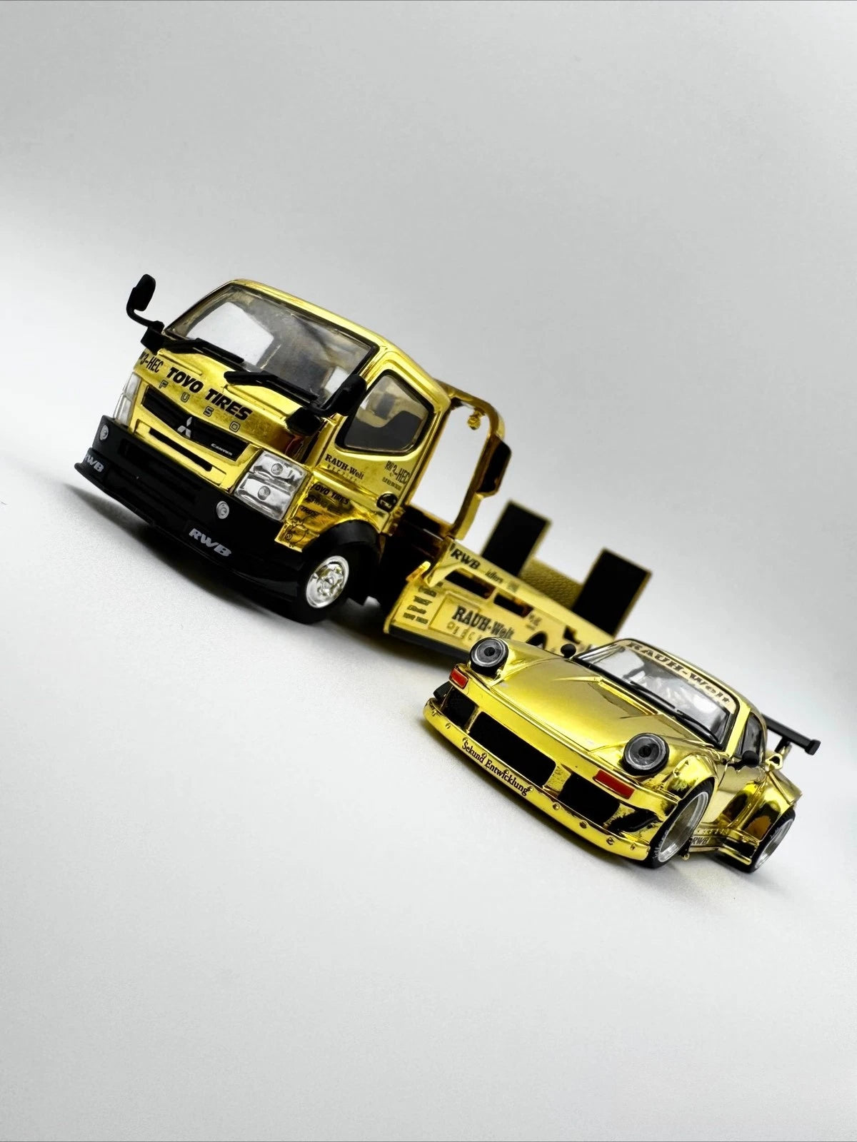 Pop Race XCartoys HEC Beijing 1/64 RWB 930 Gold Set Ltd 300 Transportador de camiones