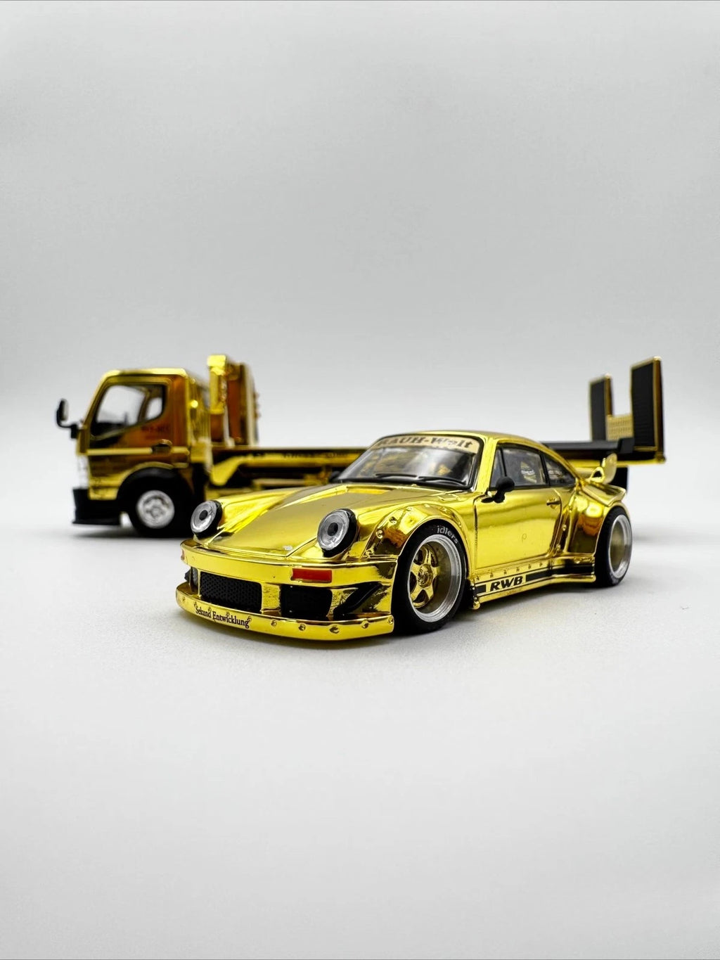 Pop Race XCartoys HEC Beijing 1/64 RWB 930 Gold Set Ltd 300 Transportador de camiones