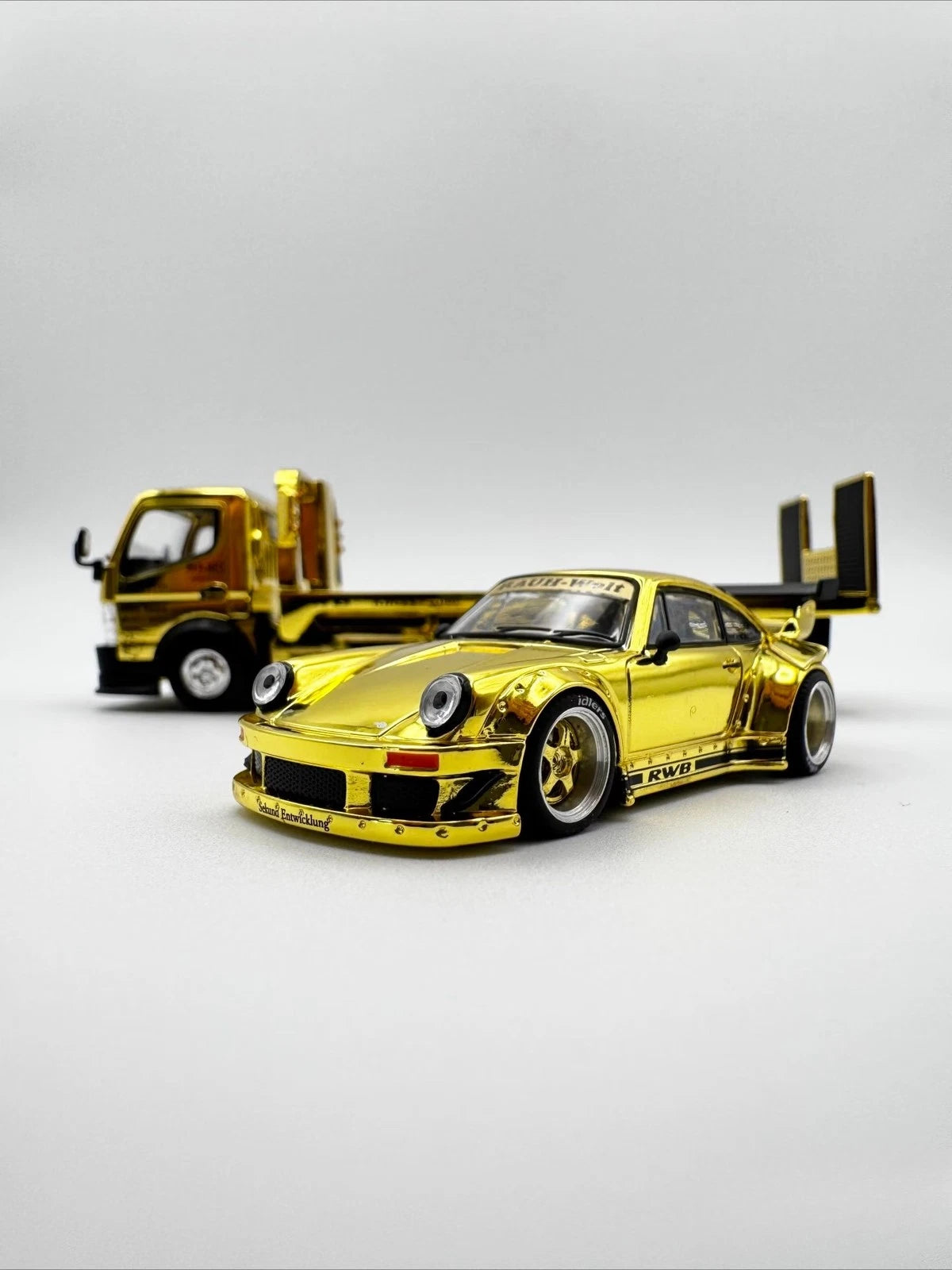 Pop Race XCartoys HEC Beijing 1/64 RWB 930 Gold Set Ltd 300 Transportador de camiones