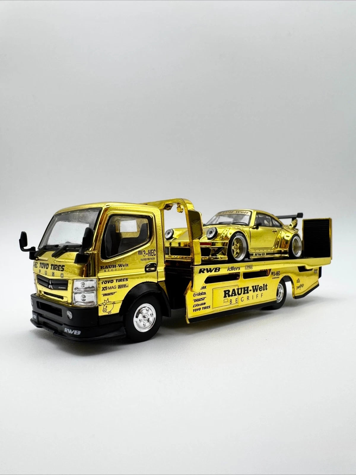 Pop Race XCartoys HEC Beijing 1/64 RWB 930 Gold Set Ltd 300 Transportador de camiones