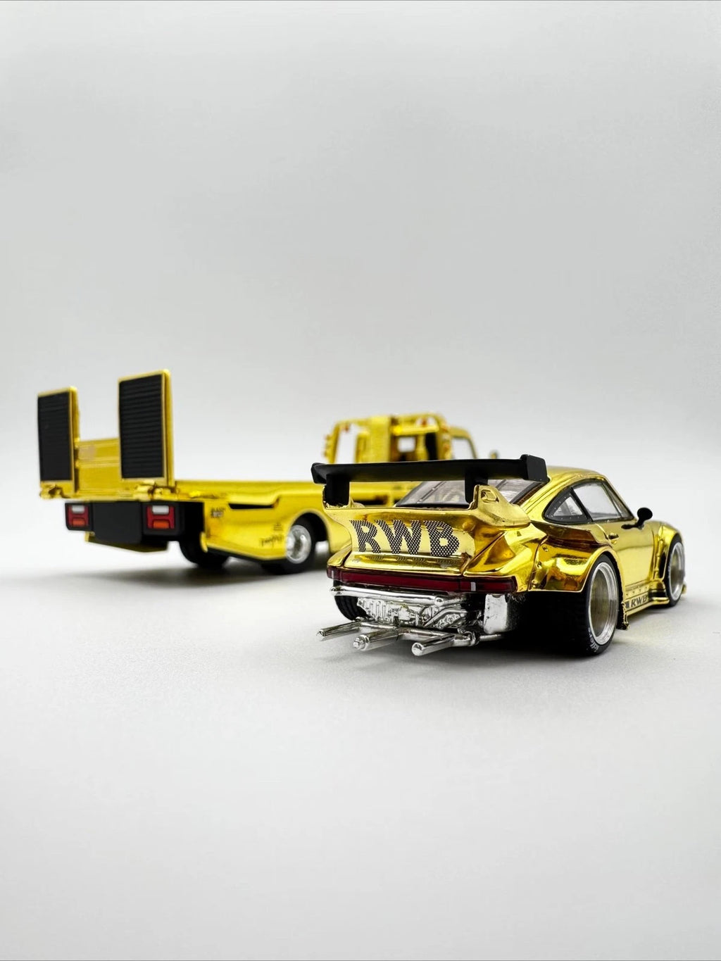 Pop Race XCartoys HEC Beijing 1/64 RWB 930 Gold Set Ltd 300 Transportador de camiones